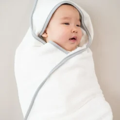 Hooded Bath Towel in Cloud with Storm Trim