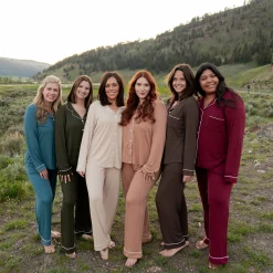 Long-Sleeved Women's Pajama Set in Fir with Cloud Trim