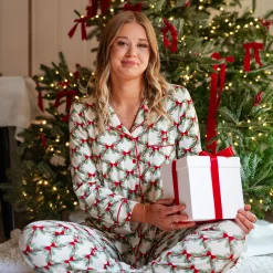 Long-Sleeved Women's Pajama Set in Holiday Bow