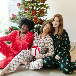 Long-Sleeved Women's Pajama Set in Holiday Bow
